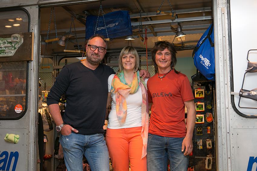 Filialleiter Hjalmar Comploj und Direktmarketing-Leiterin Jutta Bernard mit Simon Gietl