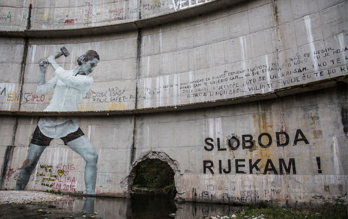 protest graffiti staumauer